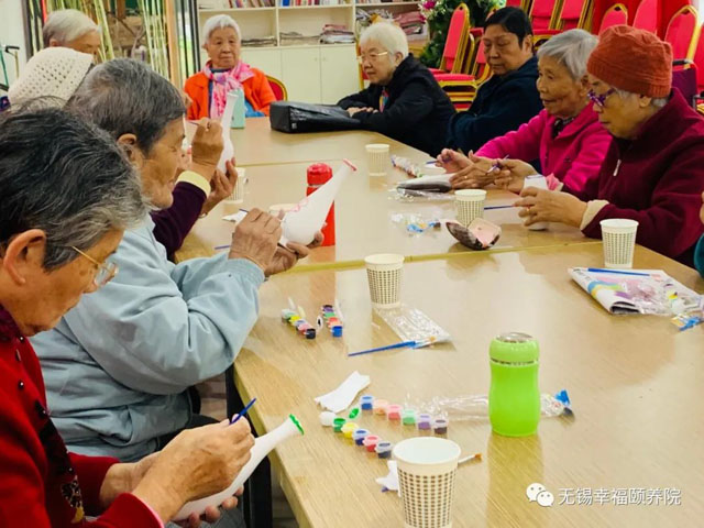 “巧动手,同分享,共欢乐”手工兴趣小组-无锡幸福颐养院-第2张图片-护理院|养老院|老年公寓|无锡养老平台 “巧动手,同分享,共欢乐”手工兴趣小组-无锡幸福颐养院-第2张图片-护理院|养老院|老年公寓|无锡养老平台