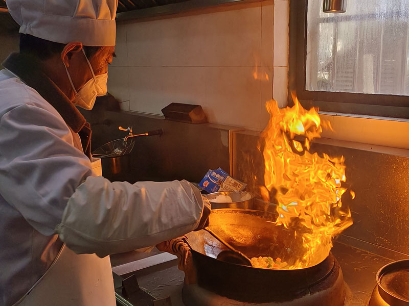 “家味”年夜饭 团圆暖心迎兔年-无锡蓝天护理院-第3张图片-无锡护理院|无锡养老院|老年公寓|无锡养老服务网