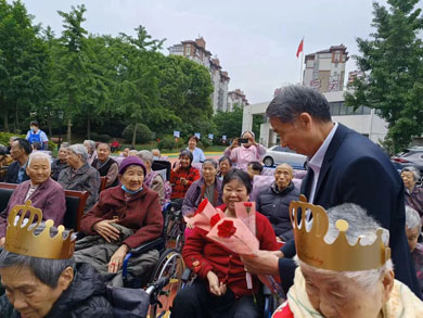 迎接“母亲节”—“五月生日会”活动-无锡长安护理院-第5张图片-无锡护理院|无锡养老院|老年公寓|无锡养老服务网
