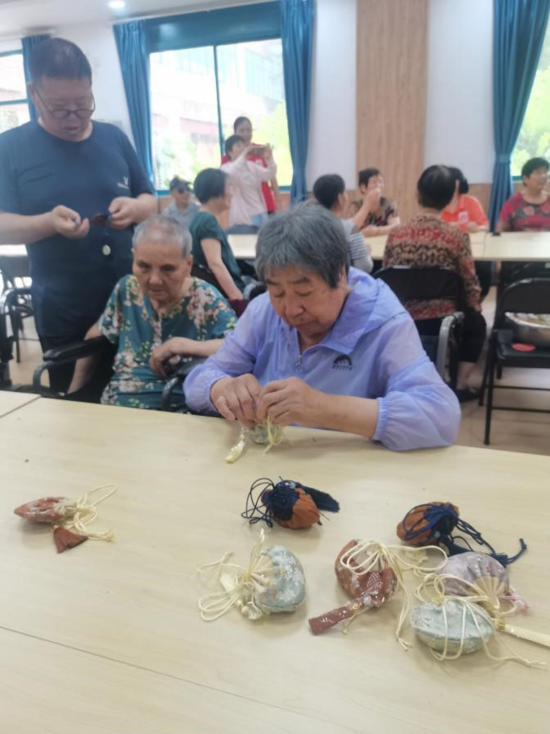 端午清风，浓情粽香——薛家爱心护理院联合丽园社区做香囊、包粽子迎佳节-第2张图片-无锡护理院|无锡养老院|老年公寓|无锡养老服务网