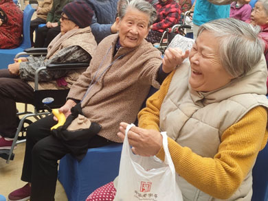 孝亲敬老 从我做起---开原义工走进无锡市滨湖区蓝天养老院-第5张图片-无锡护理院|无锡养老院|老年公寓|无锡养老服务网