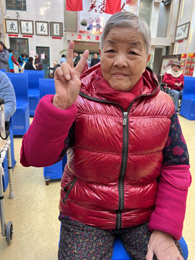 孝亲敬老 从我做起---开原义工走进无锡市滨湖区蓝天养老院-第14张图片-无锡护理院|无锡养老院|老年公寓|无锡养老服务网