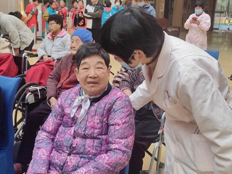 孝亲敬老 从我做起---开原义工走进无锡市滨湖区蓝天养老院-第18张图片-无锡护理院|无锡养老院|老年公寓|无锡养老服务网