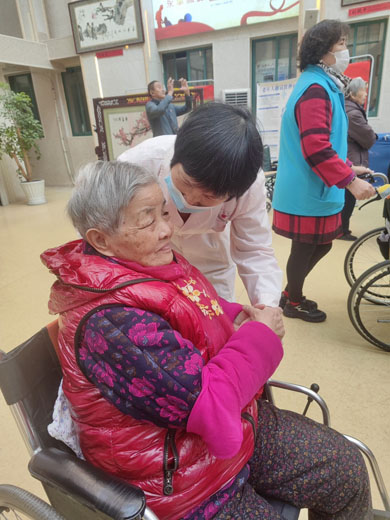 孝亲敬老 从我做起---开原义工走进无锡市滨湖区蓝天养老院-第20张图片-无锡护理院|无锡养老院|老年公寓|无锡养老服务网