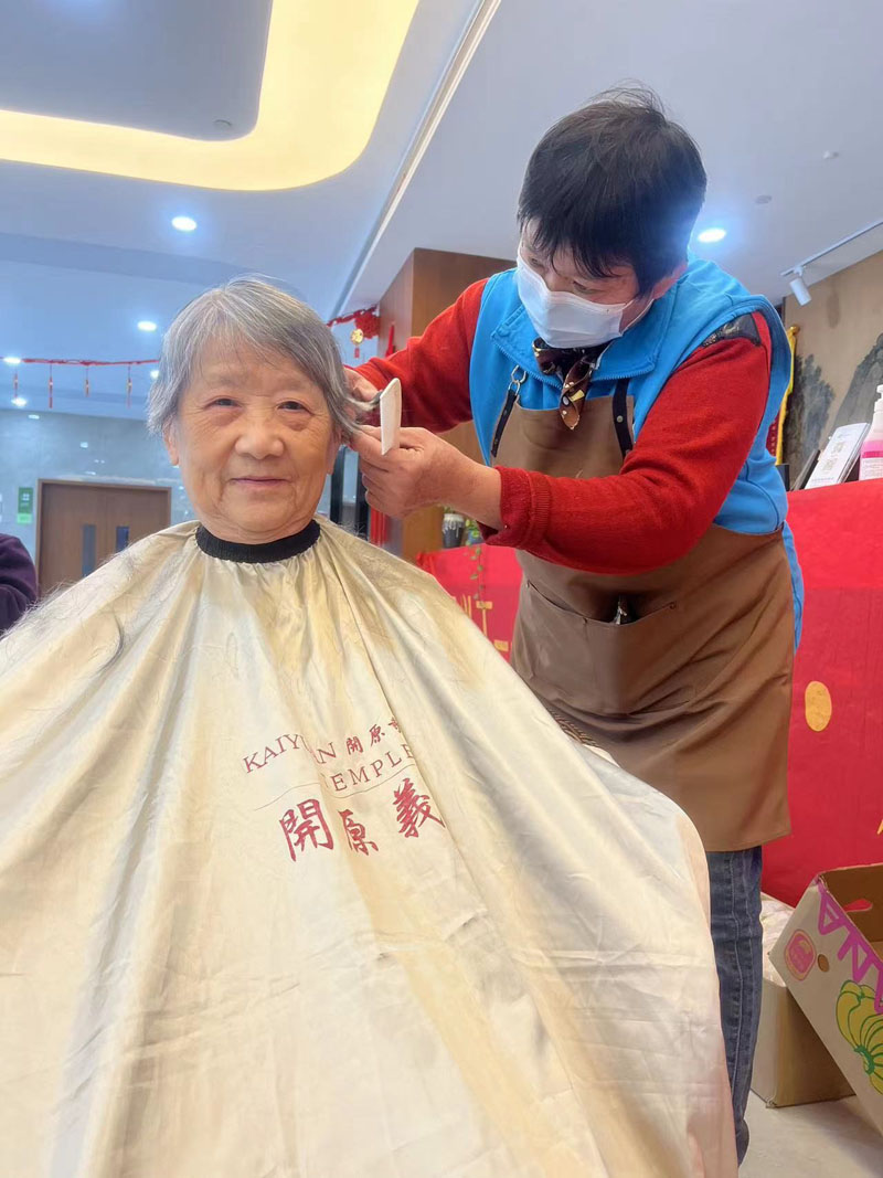 爱心义剪，情暖贡湖---无锡贡湖护理院-第5张图片-无锡护理院|无锡养老院|老年公寓|无锡养老服务网
