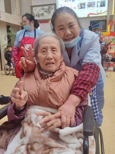 一场热闹、快乐、温暖的集体生日会---无锡市滨湖区蓝天养老院-第8张图片-无锡护理院|无锡养老院|老年公寓|无锡养老服务网