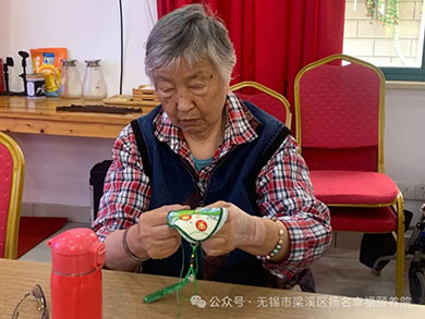 颐养院“老顽童”与幼儿园小朋友共度“六一”---无锡市扬名幸福颐养院-第2张图片-无锡护理院|无锡养老院|老年公寓|无锡养老服务网