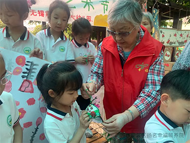 颐养院“老顽童”与幼儿园小朋友共度“六一”---无锡市扬名幸福颐养院-第5张图片-无锡护理院|无锡养老院|老年公寓|无锡养老服务网