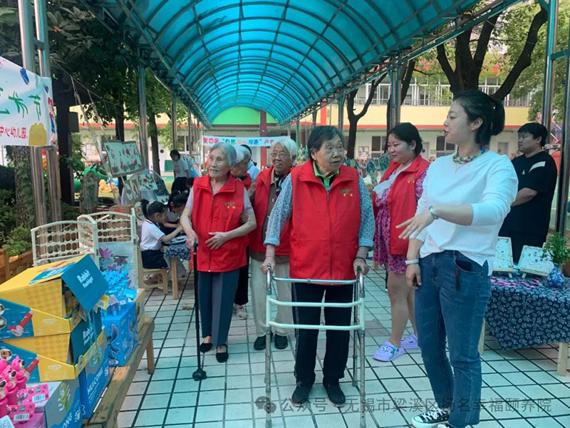 颐养院“老顽童”与幼儿园小朋友共度“六一”---无锡市扬名幸福颐养院-第7张图片-无锡护理院|无锡养老院|老年公寓|无锡养老服务网