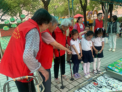 颐养院“老顽童”与幼儿园小朋友共度“六一”---无锡市扬名幸福颐养院-第8张图片-无锡护理院|无锡养老院|老年公寓|无锡养老服务网
