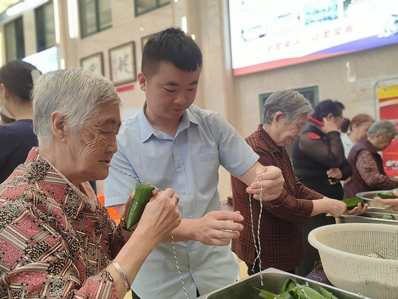 浓情端午 粽享欢乐---开原义工“情暖端午•与爱同行”爱心公益活动-第7张图片-无锡护理院|无锡养老院|老年公寓|无锡养老服务网
