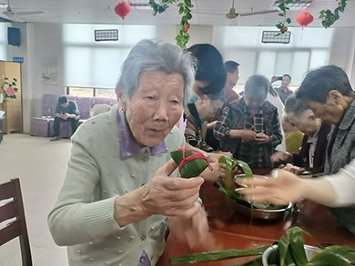 浓情粽意  暖心端午---无锡蓝天硕放颐养院（护理院）-第14张图片-无锡护理院|无锡养老院|老年公寓|无锡养老服务网
