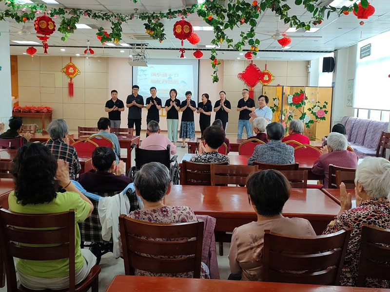  情系端午节  爱在敬老院——记无锡硕放颐养院端午演出及爱心捐赠活动-第5张图片-无锡护理院|无锡养老院|老年公寓|无锡养老服务网