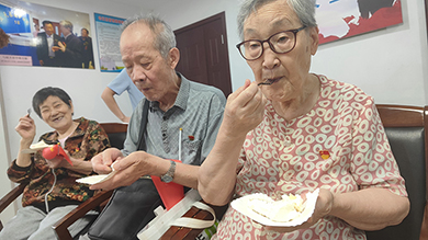 养老院里红歌亮 为党庆生正能量---无锡市滨湖区蓝天护理院-第10张图片-无锡护理院|无锡养老院|老年公寓|无锡养老服务网