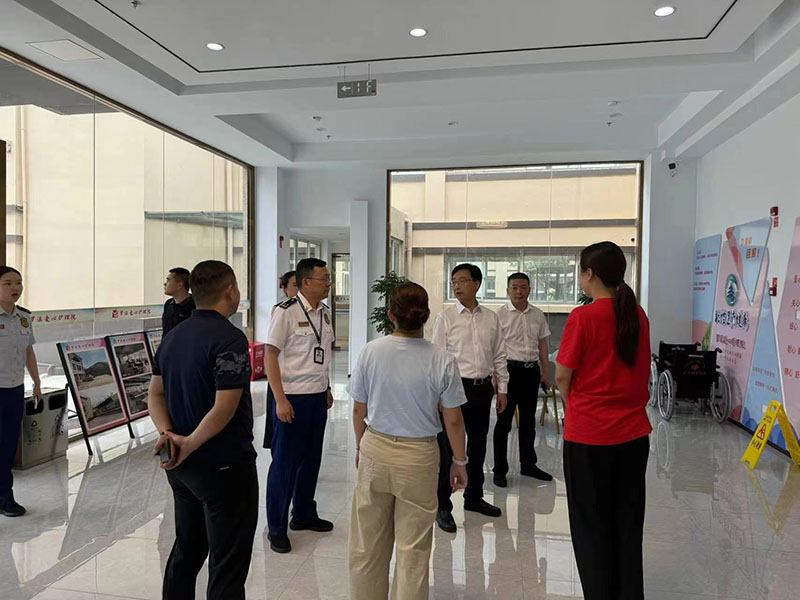 新北区主要领导、消防救援大队及罗溪镇主要领导开展安全突击检查---常州罗溪爱心护理院