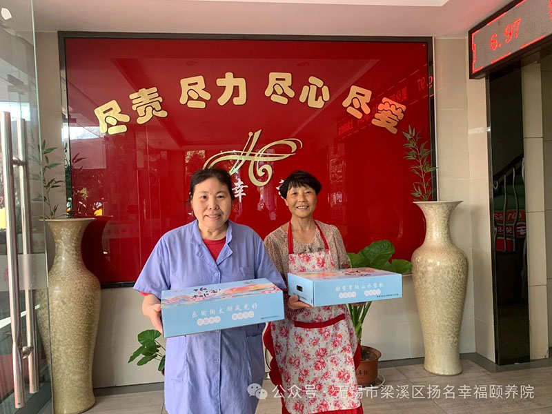 扬名幸福颐养院：夏日送清凉，蜜桃甜人心-第5张图片-无锡护理院|无锡养老院|老年公寓|无锡养老服务网