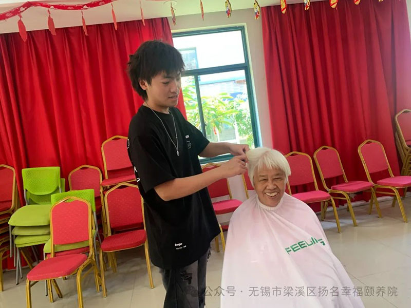 爱心从“头”开始：志愿者为无锡扬名幸福颐养院老人免费理发-第1张图片-无锡护理院|无锡养老院|老年公寓|无锡养老服务网