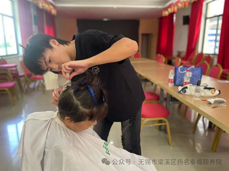 爱心从“头”开始：志愿者为无锡扬名幸福颐养院老人免费理发-第4张图片-无锡护理院|无锡养老院|老年公寓|无锡养老服务网