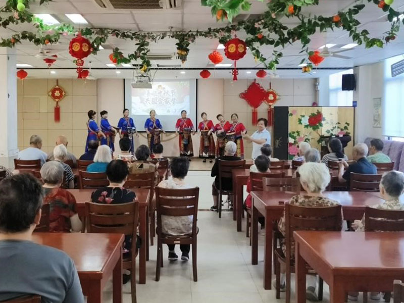 中秋佳节爱意浓  尊老敬老情满院-——记中秋佳节爱心捐赠及慰问演出活动-第4张图片-无锡护理院|无锡养老院|老年公寓|无锡养老服务网