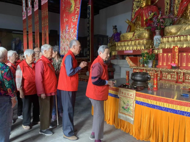 无锡瞻江幸福颐养院带长者前往龙寺祈福-第5张图片-无锡护理院|无锡养老院|老年公寓|无锡养老服务网