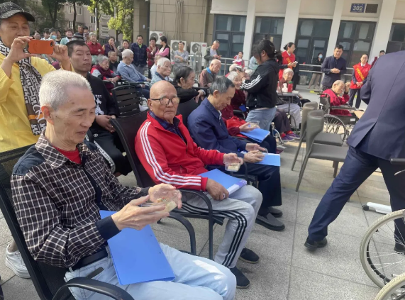 感谢江苏银行黄巷支行、静心寺、无锡地铁来我院送上重阳祝福---无锡市梁溪区瞻江幸福颐养院-第8张图片-无锡护理院|无锡养老院|老年公寓|无锡养老服务网