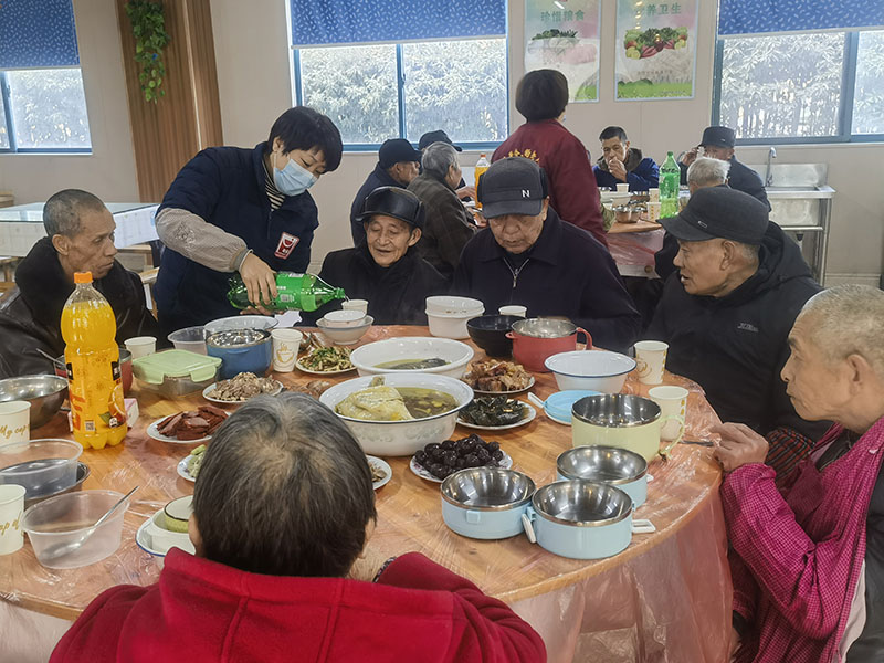 常州薛家爱心护理院与罗溪爱心护理院：同庆新春，异地同欢的年饭盛景
