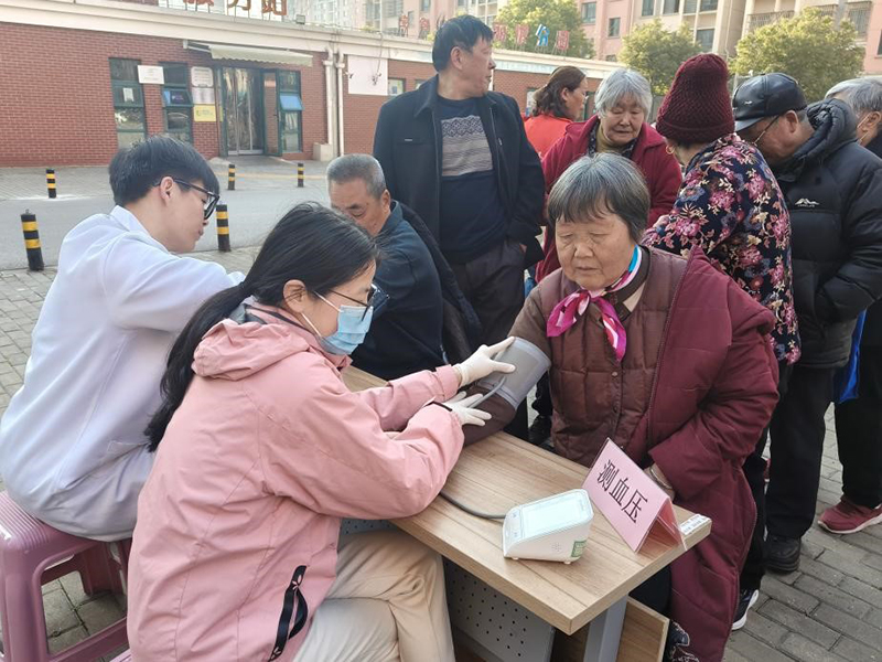 健康服务进社区，关爱居民暖人心-- --硕放颐养院走进丽富社区-第3张图片-无锡护理院|无锡养老院|老年公寓|无锡养老服务网